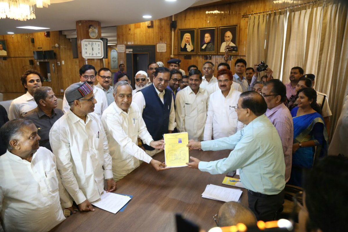 लखनऊ : बसपा प्रत्याशी भीम राव अम्बेडकर ने विधान परिषद के लिए नामांकन किया, बसपा महासचिव सतीश चंद्र मिश्रा साथ में मौजूद। सपा बसपा को अपना समर्थन दे रही है।