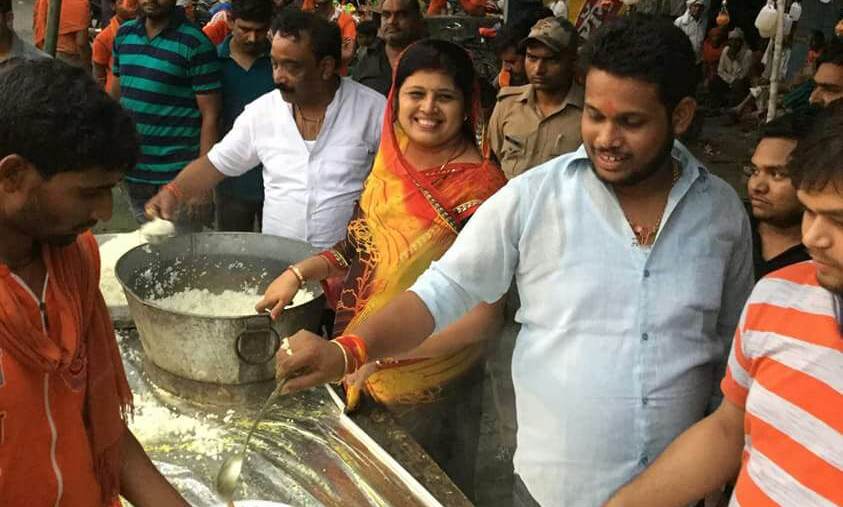कांवरियों की सेवा में लगीं पूरे परिवार के साथ विधायिका डॉ.लीना तिवारी-जेपी यादव कांवरियों की सेवा में लगीं पूरे परिवार के साथ विधायिका डॉ.लीना तिवारी-जेपी यादव