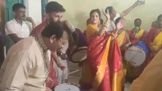 पति निखिल ने ढाक पर दिए थाप, नुसरत जहां ने जमकर किया डांस, वीडियो वायरल पति निखिल ने ढाक पर दिए थाप, नुसरत जहां ने जमकर किया डांस, वीडियो वायरल