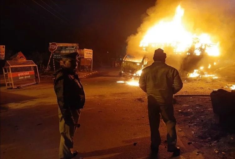 डीसीएम और कार की टक्कर में भीषण आग लगने से 6 झुलसे