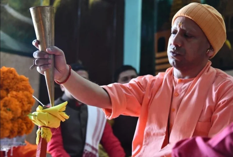 सीएम योगी ने लोककल्याण के लिए गोरखनाथ मंदिर में किया रुद्राभिषेक