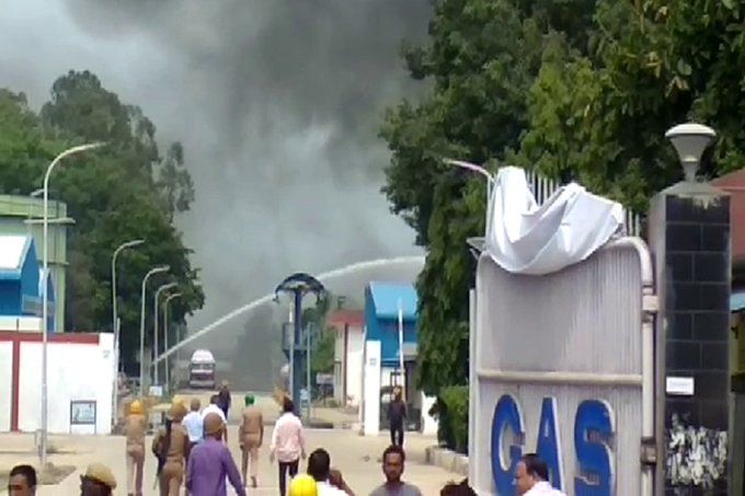 उन्नाव: हिंदुस्तान पेट्रोलियम प्लांट में टैंक फटा, कई गांव करवाए जा रहे खाली उन्नाव: हिंदुस्तान पेट्रोलियम प्लांट में टैंक फटा, कई गांव करवाए जा रहे खाली