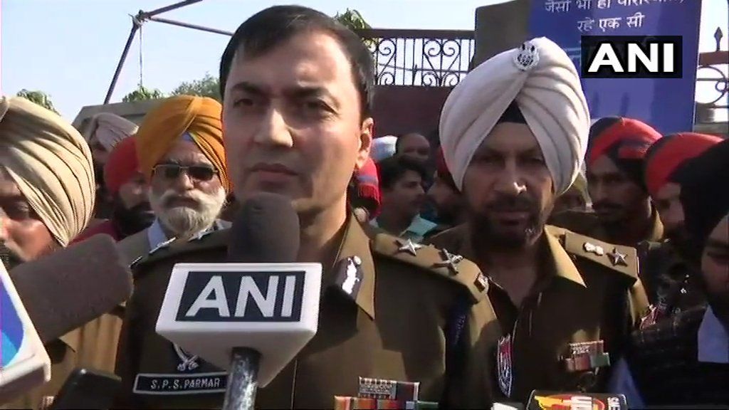 अमृतसर ब्लास्टः आईजी (बॉर्डर) सुरिंदर पाल सिंह परमार ने कहा कि निरंकारी भवन में लगभग 250 लोग मौजूद थे। तीन लोगों की मौत हो गई है और 15 से 20 लोग घायल हैं। शुरुआती जांच के मुताबिक दो लोगों ने ग्रेनेड फेंके