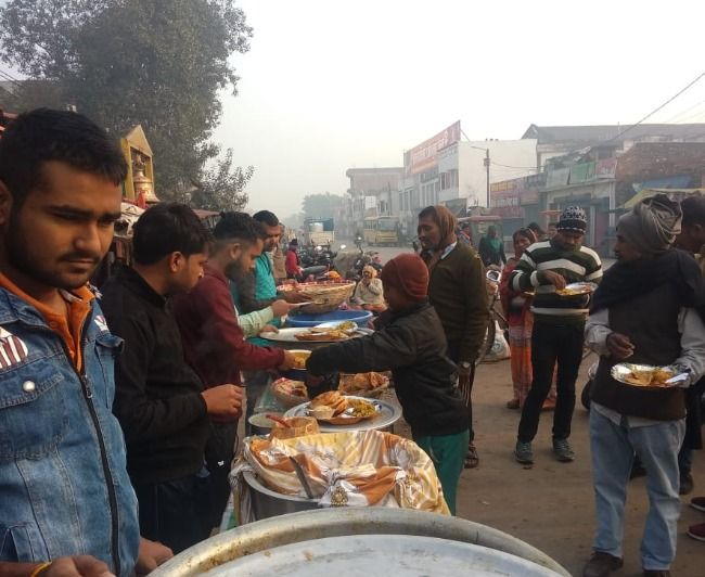 गोंडा : शहर के दुखहरण नाथ मंदिर में श्रद्धालुओं की भीड़ उमड़ी। मंदिर के सामने लगे भंडारे में में लोगों ने प्रसाद ग्रहण क‍िया।  #आस्था_की_खिचड़ी