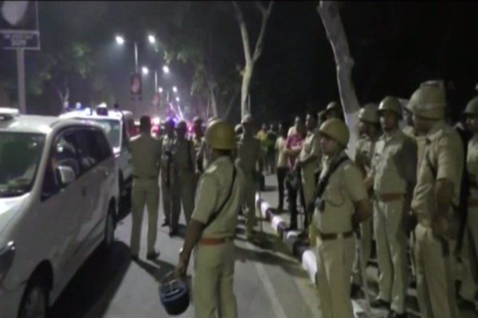 छात्र की आत्महत्या के बाद एएमयू में बवाल, एसपी सिटी की गाड़ी पर पथराव के बाद तनाव, फोर्स तैनात छात्र की आत्महत्या के बाद एएमयू में बवाल, एसपी सिटी की गाड़ी पर पथराव के बाद तनाव, फोर्स तैनात