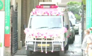 चंदनवाड़ी श्मशान घाट पहुंचा ऋषि कपूर का पार्थिव शरीर, परिवार के सदस्य मौजूद