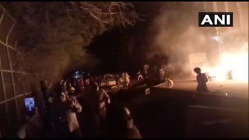 दिल्लीः शाहीन बाग इलाके में फर्नीचर की दुकान में लगी आग, मौके पर पहुंचीं 4 दमकल गाड़ियां