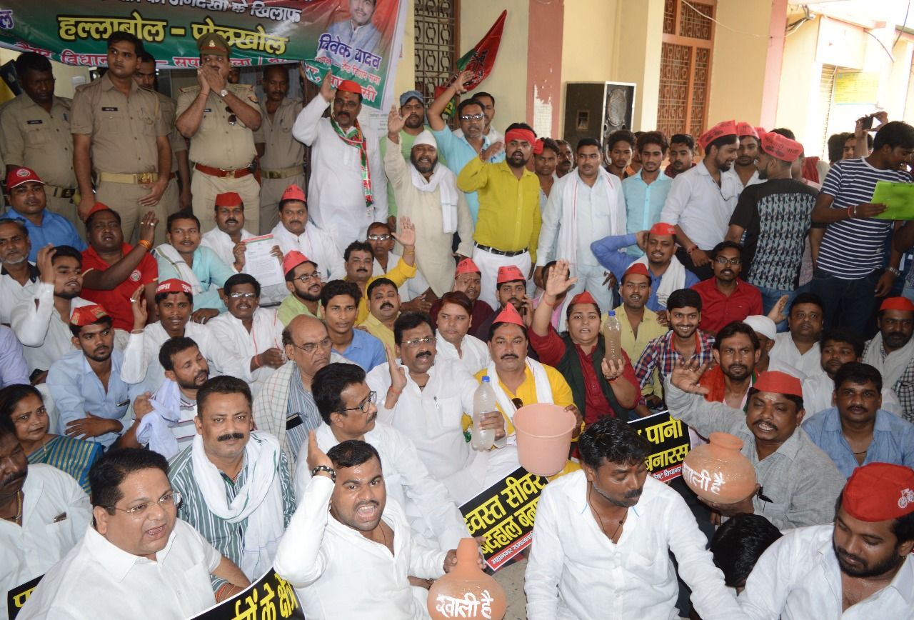 पानी के हाहाकार व बहते सीवर  के खिलाफ सपा ने जल संस्थान-जलकल पर हल्ला बोला।
