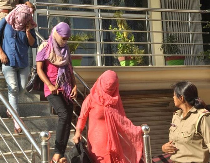 आगरा : होटल से पकड़े गए 25 लड़के-लड़कियां