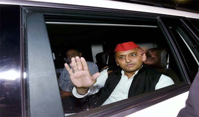 लखनऊ : सपा सुप्रीमो पहुंचे एयरपोर्ट, दिल्ली के लिए रवाना होंगे अखिलेश यादव, अटल जी के अंतिम दर्शन करेंगे अखिलेश।