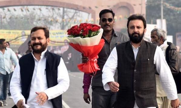 लखनऊ :  राजा भैया ने दिखाया दम. रैली में जुटायी भारी भीड़. दिलचस्प बात ये है कि शिवपाल यादव ने राजा भैया की पार्टी के उज्जवल भविष्य की कामना की. प्रवक्ता अभिषेक सिंह आशू ने राजा भैया को शिवपाल का पत्र �