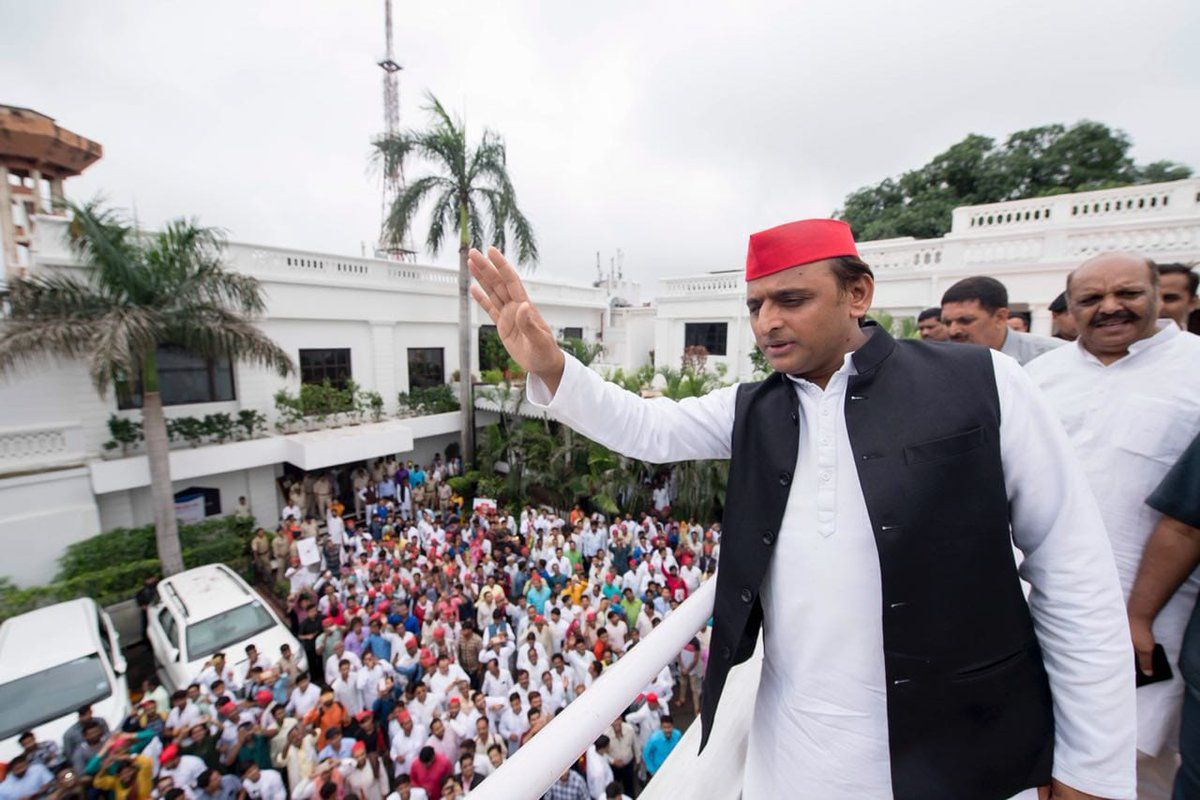 भोपालः समाजवादी पार्टी के राष्ट्रीय अध्यक्ष अखिलेश यादव पहुंचे भोपाल, कार्यकर्ताओं ने एयरपोर्ट पर किया भव्य स्वागत।