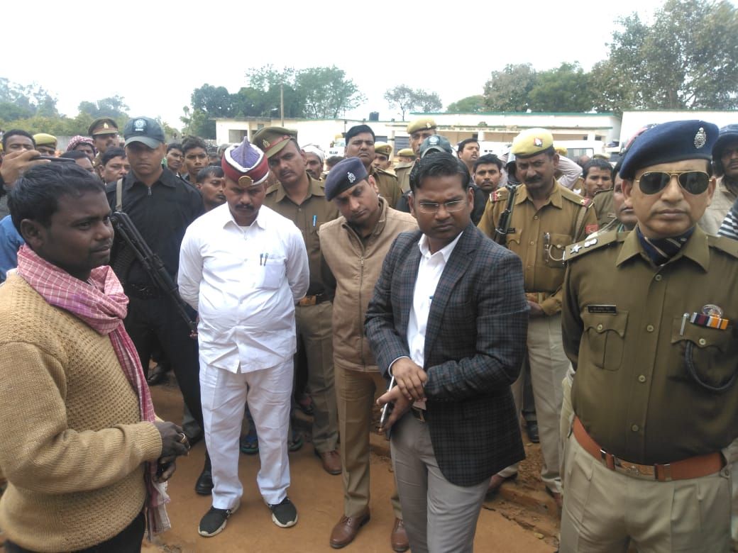 मिड-डे मील सब्जी के भगौने में गिरने से तीन वर्षीय मासूम आंचल की हुयी मौत गाँव वालो ने घेरा स्कूल मौके पर पहुचे डीएम- एसपी