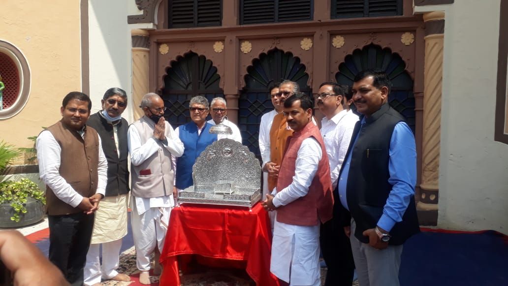 राजा अयोध्या बिमलेंद्र मोहन प्रताप मिश्र ने साढ़े नौ किलो चांदी का सिंहासन निजी कोष से रामलला को किया भेंट राजा अयोध्या बिमलेंद्र मोहन प्रताप मिश्र ने साढ़े नौ किलो चांदी का सिंहासन निजी कोष से रामलला को किया भेंट