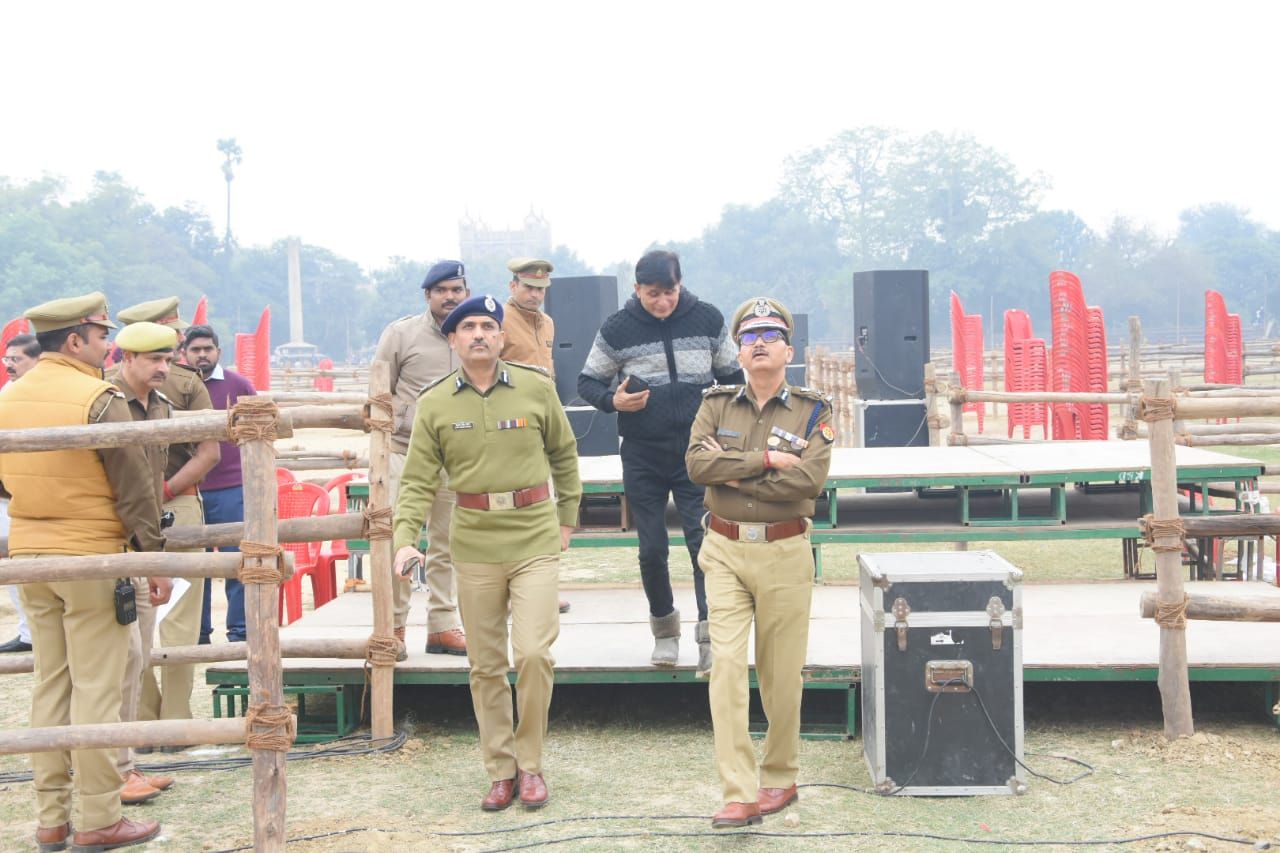 मुख्यमंत्री के आगमन को लेकर एडीजी जोन ने मातहतों संग कार्यक्रम स्थल का किया निरीक्षण