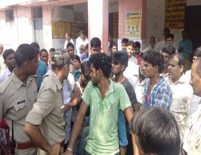 देवरिया में पेट्रोल पंप की जमीन के विवाद में फायरिंग, तीन की मौत देवरिया में पेट्रोल पंप की जमीन के विवाद में फायरिंग, तीन की मौत