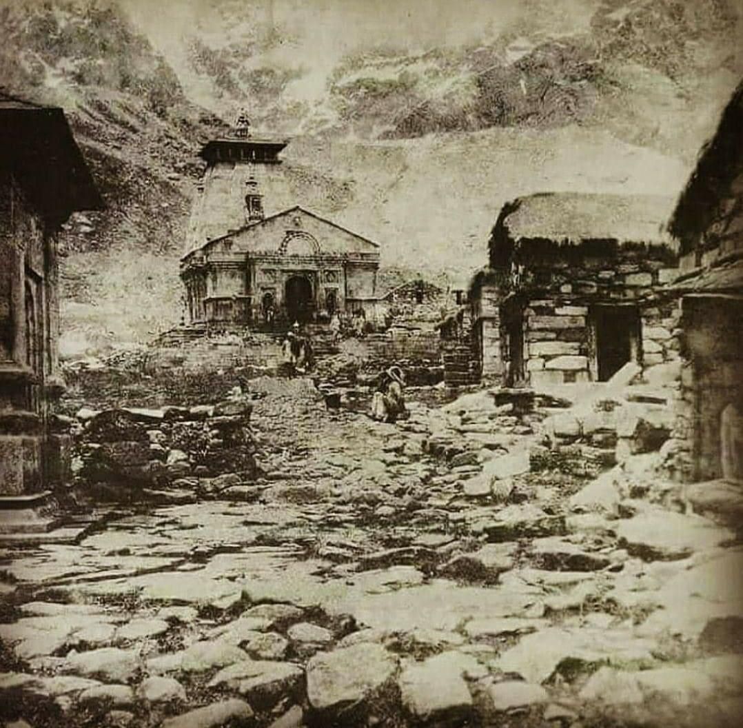 100 वर्ष पूर्व केदारनाथ मंदिर, महाद्रिपार्श्वे च तटे रमन्तं सम्पूज्यमानं सततं मुनीन्द्रैः। सुरासुरैर्यक्षमहोरगाद्यै: केदारमीशं शिवमेकमीडे ॥