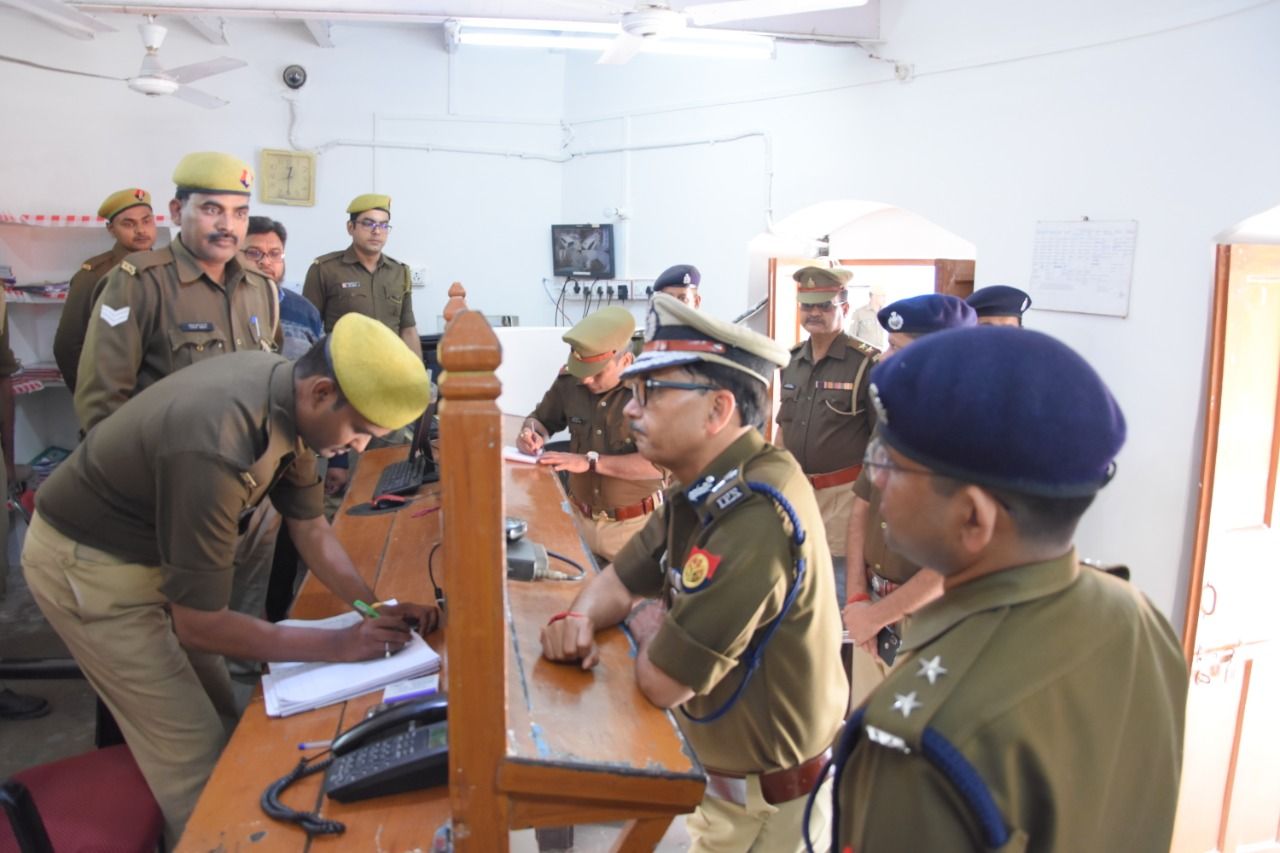 ADG Zone जोन वाराणसी द्वारा थाना कैण्ट का वार्षिक निरीक्षण किया गया