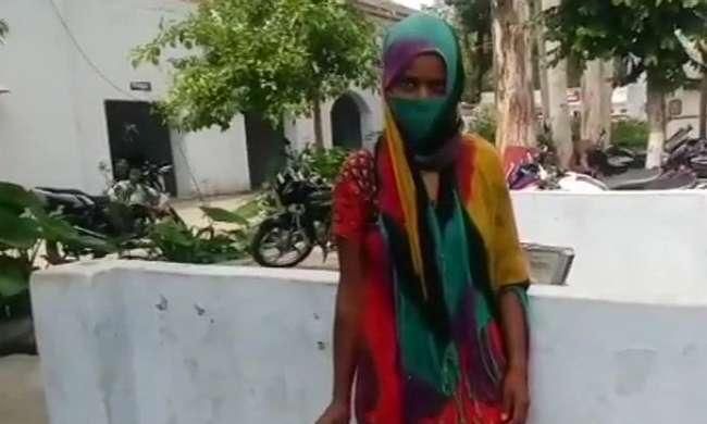 भ्रूण लेकर थाने पहुंची पीडि़ता बोली-तमंचे के दम पर मुंह काला किया और धोखे से गर्भपात कराया भ्रूण लेकर थाने पहुंची पीडि़ता बोली-तमंचे के दम पर मुंह काला किया और धोखे से गर्भपात कराया