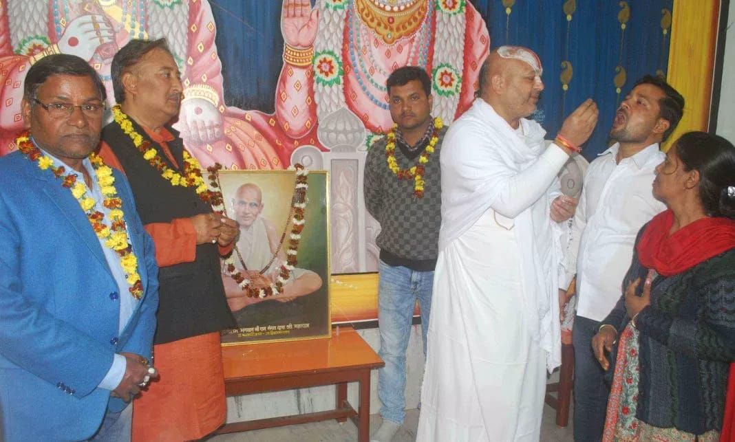 अयोध्या के संत परमहंस राम मंगल दास के जन्मोत्सव में वितरित की गयी चेचक से बचाव की औषधि