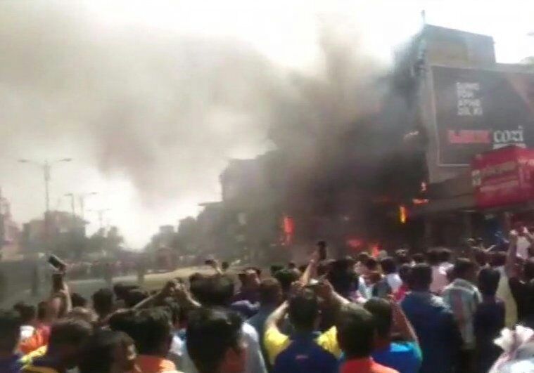 उड़ीसा: कटक की सिटी स्टाइल शॉपिंग मॉल में आग पांच और आसपास की दुकानों में फैलते हुए, एक कपड़ों के शोरूम में फैल गई, मौके पर 7 फायर टेंडर मौजूद । सन्तोष कुमार पाण्डेय की रिपोर्ट