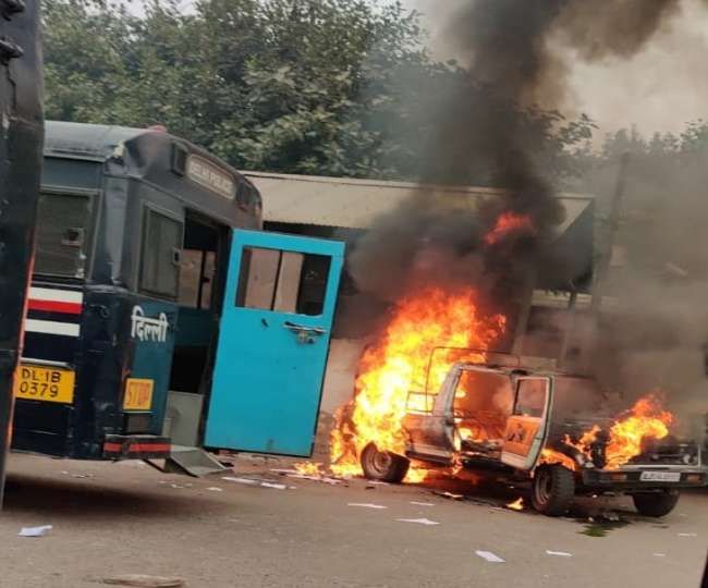 तीस हजारी कोर्ट में वकीलों व पुलिस में जबरदस्त झड़प, फायरिंग के बाद गाड़ियों में लगाई आग तीस हजारी कोर्ट में वकीलों व पुलिस में जबरदस्त झड़प, फायरिंग के बाद गाड़ियों में लगाई आग