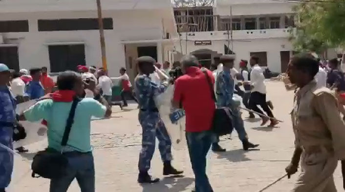 प्रदर्शन कर रहे सपाइयों को पुलिस और रैपिड एक्शन फोर्स ने दौड़ा-दौड़ा कर पीटा प्रदर्शन कर रहे सपाइयों को पुलिस और रैपिड एक्शन फोर्स ने दौड़ा-दौड़ा कर पीटा