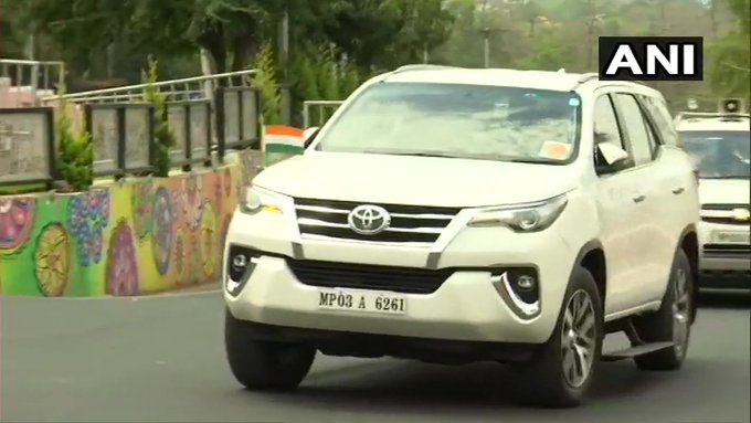 भोपालः राजभवन पहुंचे कमलनाथ। मुख्यमंत्री पद से देंगे इस्तीफा।