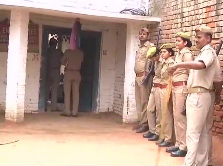 उन्नाव गैंगरेप मामले में एडीजी लखनऊ पँहुचे माखी गांव, जांच करने SIT टीम पहुंची उन्नाव के माखी गाँव.