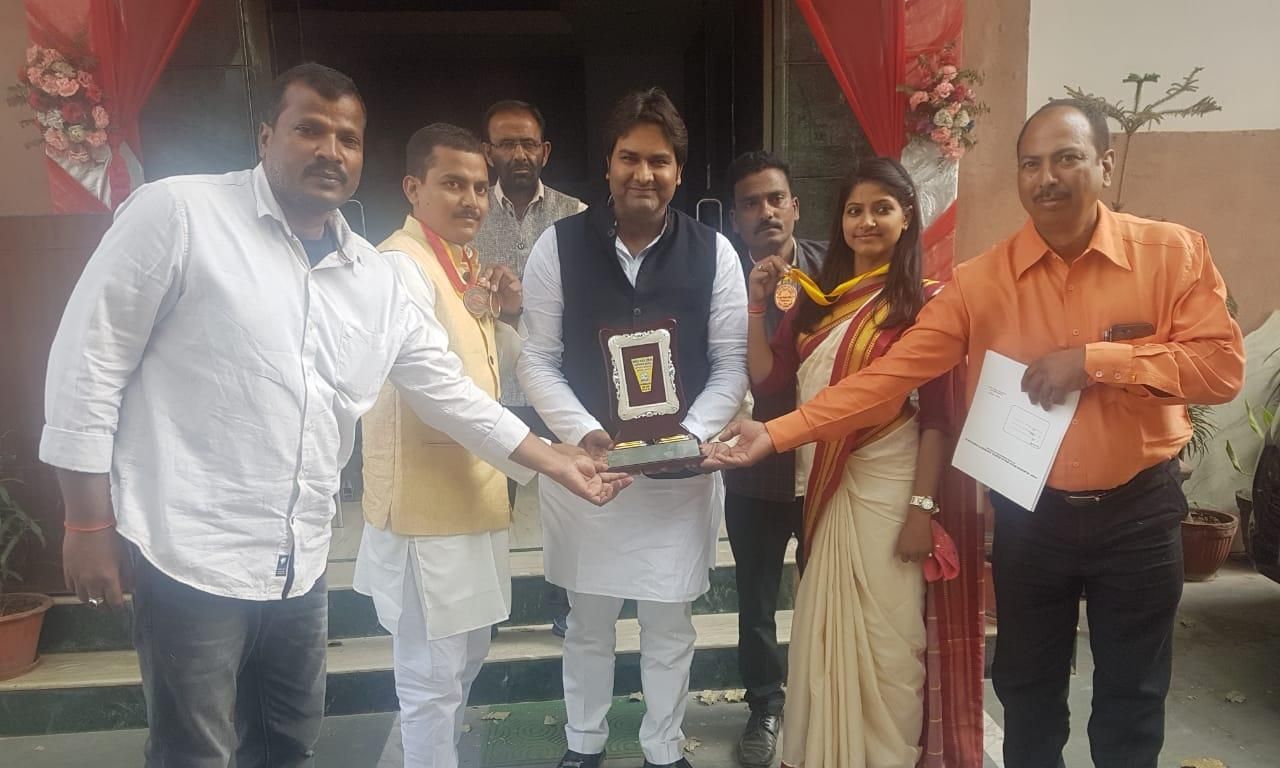 यशोदा नंदन हरिवंश महाविद्यालय तारनपुर प्रतापगढ़ के छात्रों को संजय पाण्डेय ने बधाई दी यशोदा नंदन हरिवंश महाविद्यालय तारनपुर प्रतापगढ़ के छात्रों को संजय पाण्डेय ने बधाई दी