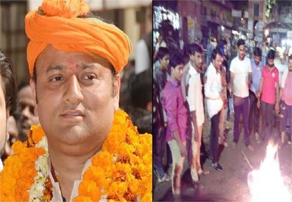 गैंगरेप मामले को लेकर BJP विधायक की बढ़ी मुश्किलें गैंगरेप मामले को लेकर BJP विधायक की बढ़ी मुश्किलें