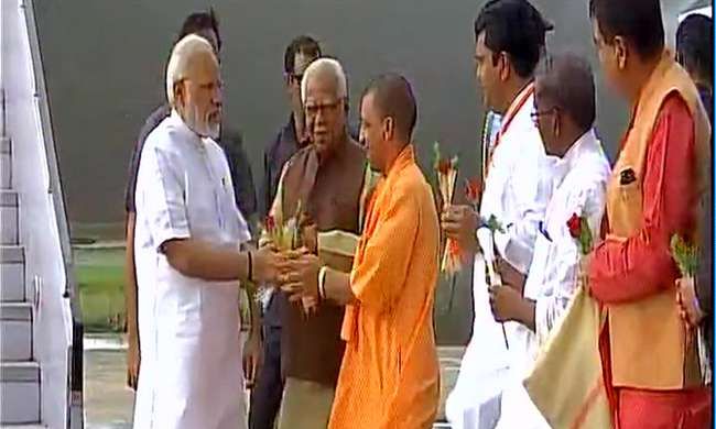 पीएम नरेंद्र मोदी का गर्वनर व सीएम ने किया स्वागत पीएम नरेंद्र मोदी का गर्वनर व सीएम ने किया स्वागत