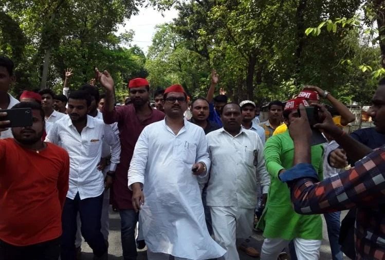 कुशीनगर- पुष्पेंद्र यादव एनकाउंटर केस : सपा ने निकाला विरोध मार्च