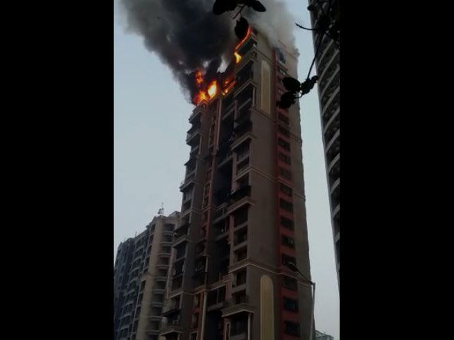 नवी मुंबईः सेक्टर 44 के नेरूल सीवुड्स अपार्टमेंट में लगी आग। दमकल विभाग मौके पर।