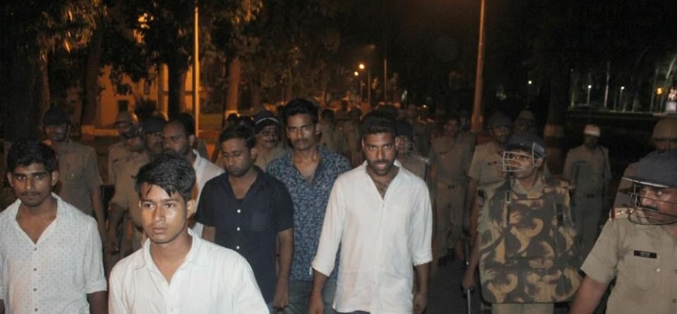 लखनऊ विश्वविद्यालय: पुलिस ने लाठीचार्ज कर बंधक कुलपति को छुड़ाया