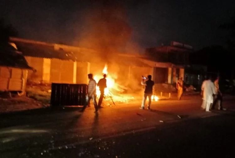 बस्ती में दो समुदायों के बीच बवाल, एक गुट ने दुकानों में तोड़फोड़ कर आग के हवाले बस्ती में दो समुदायों के बीच बवाल, एक गुट ने दुकानों में तोड़फोड़ कर आग के हवाले