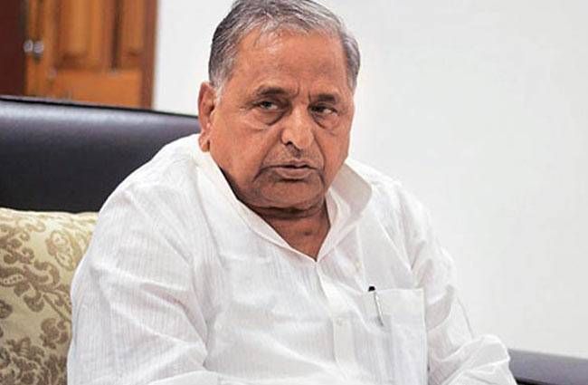 मैनपुरी: सपा संरक्षक मुलायम सिंह यादव जा रहे मैनपुरी, एक्सीडेंट में घायलों का हालचाल जानने, अस्पताल पहुंचकर जानेंगे घायलों का हाल।