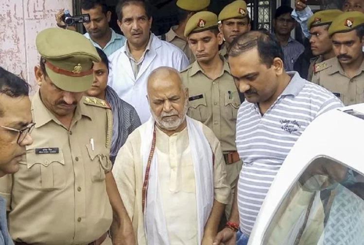 चिन्मयानंद मामले में एसआईटी ने पुलिस के साथ मिलकर कराई नालों की सफाई, बक्सा बरामद चिन्मयानंद मामले में एसआईटी ने पुलिस के साथ मिलकर कराई नालों की सफाई, बक्सा बरामद