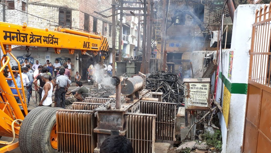 अमीनाबाद क्षेत्र के रानीगंज में हाथीखाना स्कूल के पास ट्रांसफॉर्मर में लगी आग। भूमिगत केबल भी जला, आग से कई घरों को नुकसान