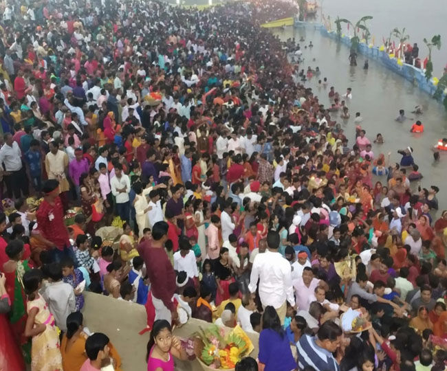 प्रात:कालीन अर्घ्य जारी, घाटों पर उमड़ रहा आस्था का जन-सैलाब प्रात:कालीन अर्घ्य जारी, घाटों पर उमड़ रहा आस्था का जन-सैलाब