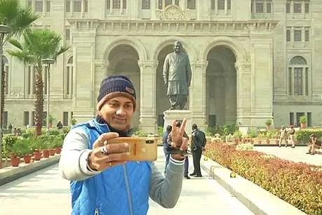 अटल जी की मूर्ती के साथ सेल्फी लेने का दिखा क्रेज