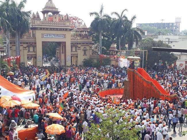 रोडशो के लिए वाराणसी पहुंच रहे पीएम नरेंद्र मोदी, कल करेंगे नामांकन