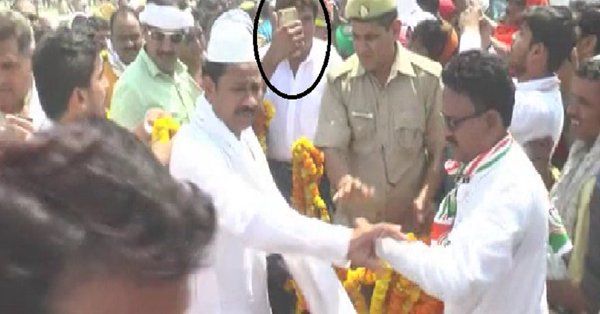 सेल्फी ले रहे युवक को राज बब्बर ने दिया धक्का, लोगों ने उस युवक धकेल कर हटा दिया सेल्फी ले रहे युवक को राज बब्बर ने दिया धक्का, लोगों ने उस युवक धकेल कर हटा दिया