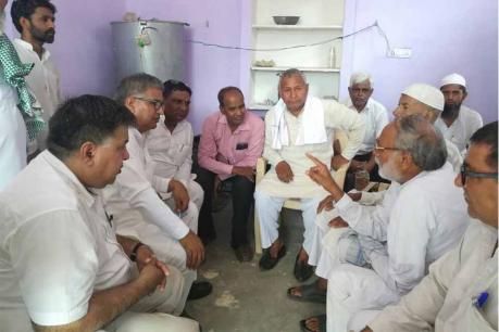 ईद पर जुनैद के घर में मातम, दुख की घड़ी में गांव के हिंदू परिवार भी साथ ईद पर जुनैद के घर में मातम, दुख की घड़ी में गांव के हिंदू परिवार भी साथ
