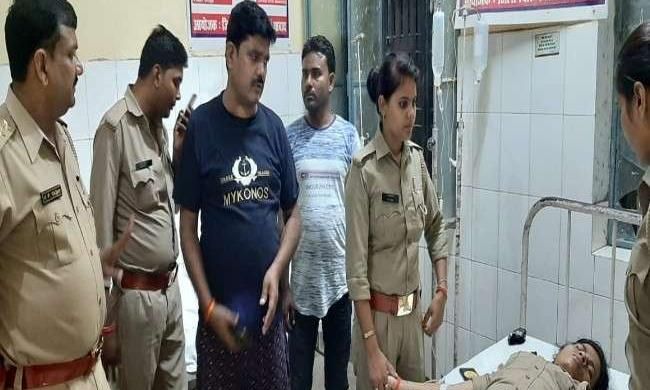 दुर्गा प्रतिमा विसर्जन के दौरान DJ बजने से रोकना पड़ा महंगा, दो पुलिस कर्मी घायल दुर्गा प्रतिमा विसर्जन के दौरान DJ बजने से रोकना पड़ा महंगा, दो पुलिस कर्मी घायल
