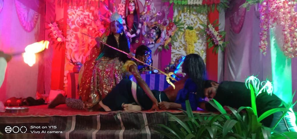 चोलापुर क्षेत्र के पंडालों में उमड़ रही भारी भीड़