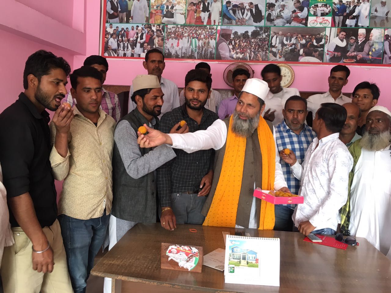 समाजवादी पार्टी के कार्यालय पर आज मिठाइयों का दौर समाजवादी पार्टी के कार्यालय पर आज मिठाइयों का दौर