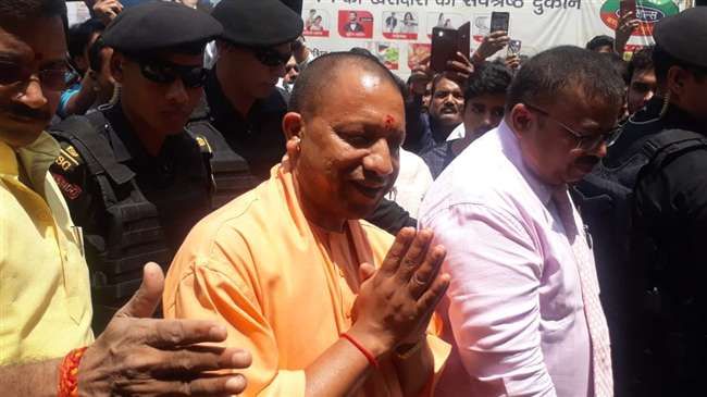 संकटमोचन मंदिर में सीएम योगी आदित्‍यनाथ ने लगाई हाजिरी