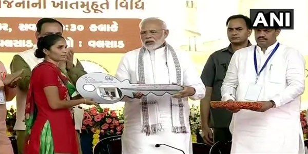 गुजरातः PM नरेन्द्र मोदी ने वलसाड में प्रधानमंत्री आवास योजना ग्रामीण के लाभार्थियों को प्रमाण पत्र बांटे।