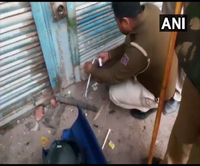 दिल्ली पुलिस ने सील किया AAP पार्षद ताहिर हुसैन का घर दिल्ली पुलिस ने सील किया AAP पार्षद ताहिर हुसैन का घर